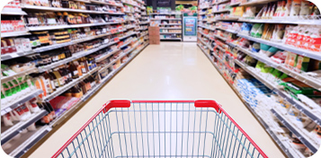 Carrinho de mercado entre as Gôndolas Minami